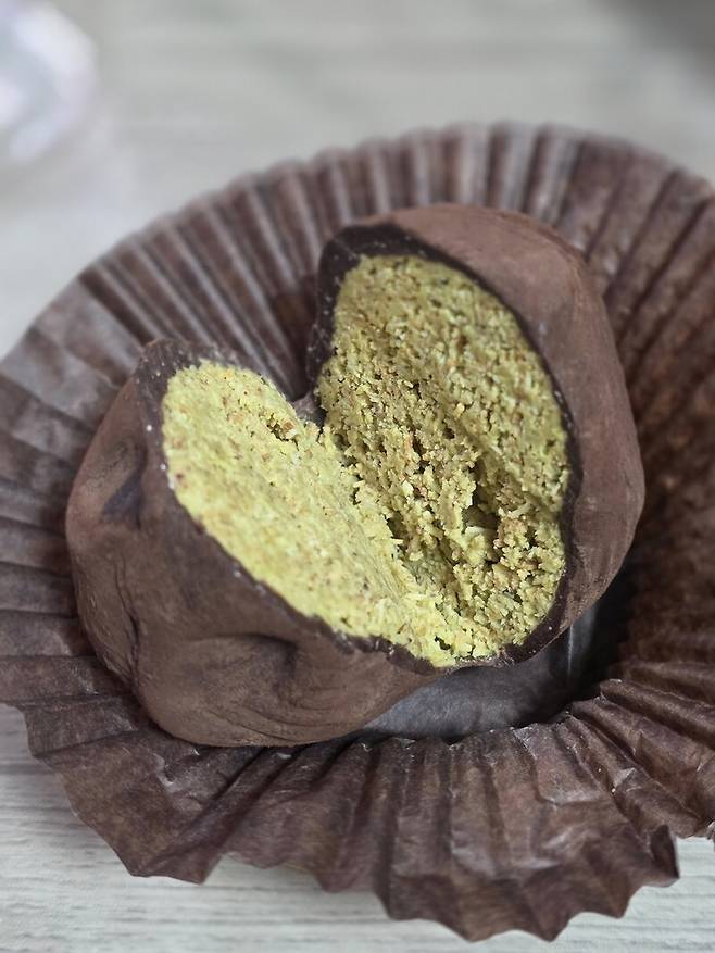 안양 범계의 3층 다락방 카페. 워낙 유명해서 매일 사람들이 어마어마하게 줄을 선다. 처음으로 먹어본 두쫀쿠였는데 확실히 인기 있을 만한 맛인 것은 인정.