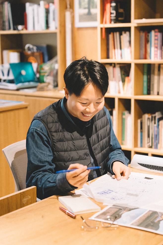 문주원씨가 업무를 하고 있다. 양희수 작가