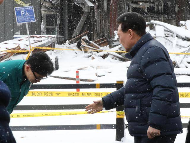 한동훈 국민의힘 비상대책위원장이 2024년 1월 23일 충남 서천군 서천읍 서천특화시장 화재 현장에서 윤석열 대통령을 만나 허리 숙여 인사하고 있다. 연합뉴스