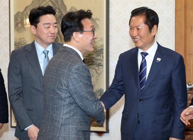 김민석 국무총리가 8일 서울 종로구 국무총리공관에서 열린 제6차 고위당정협의회에서 정청래 더불어민주당 대표를 바라보지 않은 채 악수를 나누고 있다. 이날 고위당정 직전 민주당이 '김성태 변호인' 출신을 2차 종합특검 후보로 추천해 대통령이 질타했다는 언론 보도가 나왔다. 민경석 기자