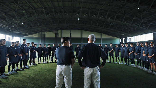 롯데 자이언츠 대만(타이난) 1차 스프링캠프 첫 번째 턴. 히사무라 히로시 신임 스트렝스 코치가 선수들에게 인사를 하고 있다. 몸보다 마음이 건강해져야 할 선수들이 있었다.