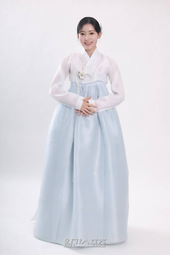 배우 정다빈이 10일 오후 서울 순화동 KG타워에서 진행된 일간스포츠 설맞이 인터뷰에 앞서 곱게 차려 입은 한복 차림으로 포즈를 취하고 있다. 서병수 기자 qudtn@edaily.co.kr /2026.02.10/