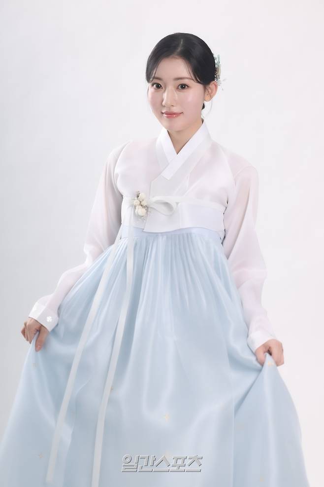 배우 정다빈이 10일 오후 서울 순화동 KG타워에서 진행된 일간스포츠 설맞이 인터뷰에 앞서 곱게 차려 입은 한복 차림으로 포즈를 취하고 있다. 서병수 기자 qudtn@edaily.co.kr /2026.02.10/