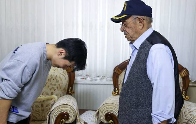 조진호(왼쪽)가 이스한 다담 씨에게 인사하고 있다. [사진 콘야스포르 SNS 갈무리]