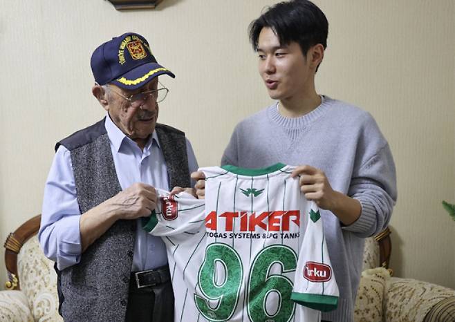 이스한 다담 씨에게 유니폼을 선물하는 조진호(오른쪽). [사진 콘야스포르 SNS 갈무리]