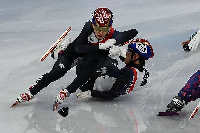 쇼트트랙 임종언이 14일(현지 시간) 이탈리아 밀라노 아이스 스케이팅 아레나에서 열린 2026 밀라노 코르티나 담페초 동계올림픽 쇼트트랙 스피드스케이팅 남자 1500m 준결승에서 미끄러 넘어지고 있다. 김종호 기자