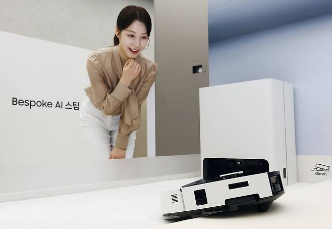 삼성전자의 ‘2026년형 비스포크 AI 스팀 로봇청소기’가 계단을 올라가고 있다. 사진 삼성전자