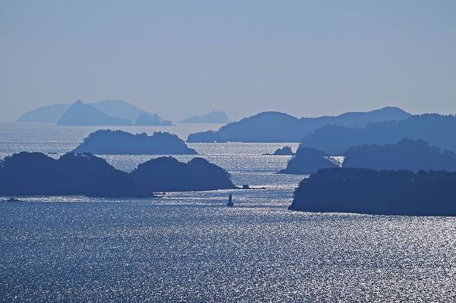 두미도 천왕산 가는 길에서 굽어본 바다. 봄 기운이 물씬 풍긴다. 노대도 옆에 자리한 비상도, 사이도, 납도, 막도 등 작은 섬들이 윤슬과 어우러졌다.