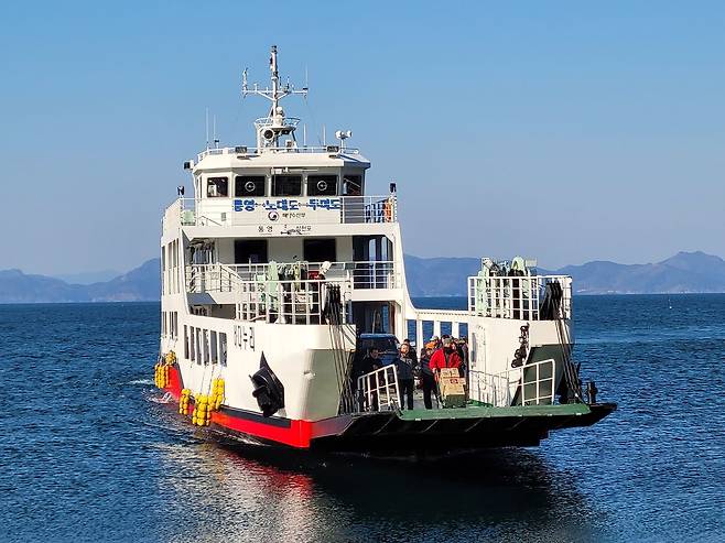 통영항 여객선터미널을 출발한 바다누리호는 두미도, 노대도 등을 들른다.