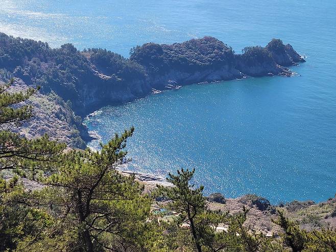 두미도의 해안 중에서 절경으로 꼽히는 동뫼섬.