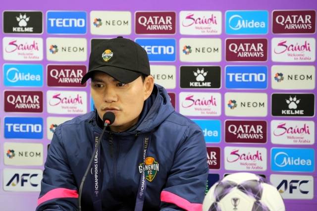 ▲ 강원FC 정경호 감독이 멜버른 시티 FC와 2025-2026 AFC 챔피언스리그 엘리트 리그 스테이지 동아시아 최종전을 하루 앞둔 17일 결전지인 호주 멜버른 렉탱귤러 스타디움에서 사전 기자회견에 참석해 출사표를 밝히고 있다. 강원FC 제공