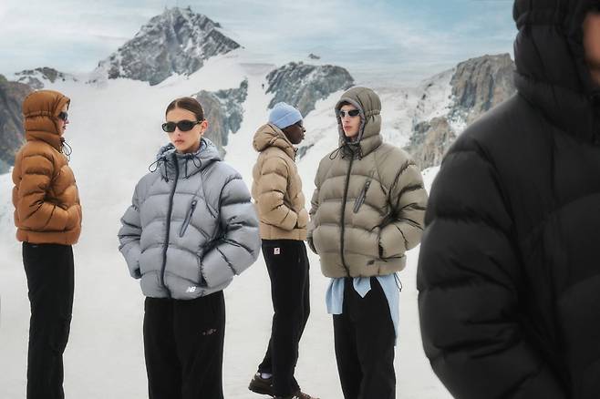 이랜드가 자체 기획해 선보인 뉴발란스 플라잉 헤비 다운 / 사진=이랜드 제공