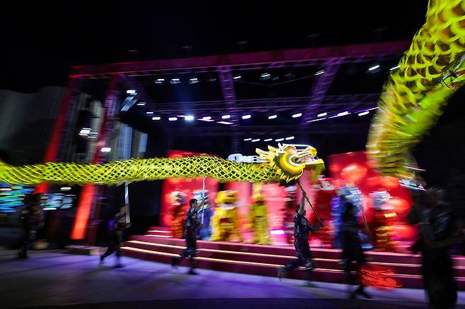 16일(현지시간) 태국 방콕의 한 백화점에서 설(춘절) 전야를 맞아 용춤 무용수들이 화려한 공연을 선보이고 있다. 로이터연합
