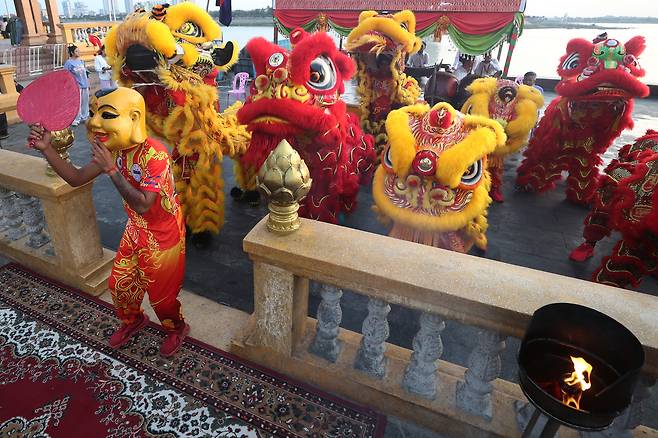 16일(현지시간) 캄보디아 프놈펜 왕궁 앞에서 중국계 캄보디아인들이 설(춘절)을 앞두고 사자춤 공연을 펼치고 있다. AP연합