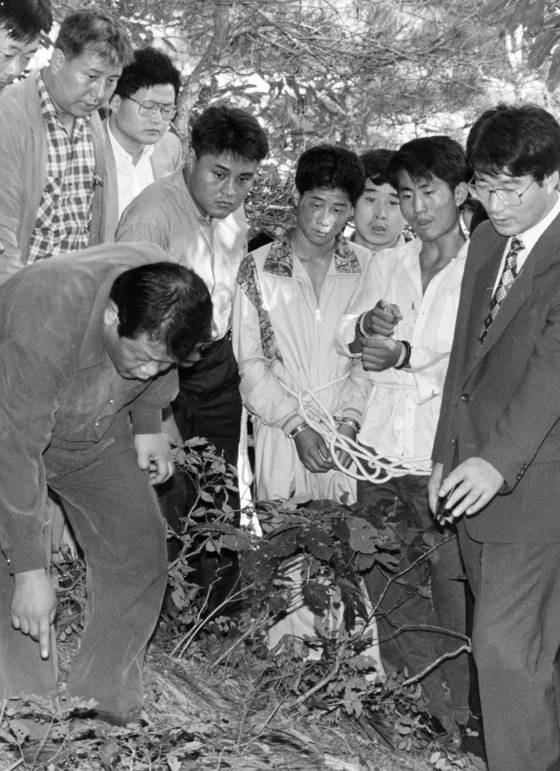 Chijon Family gang members reenact the murder of a 23-year-old female banker in South Chungcheong in September 1994. [JOONGANG ILBO]