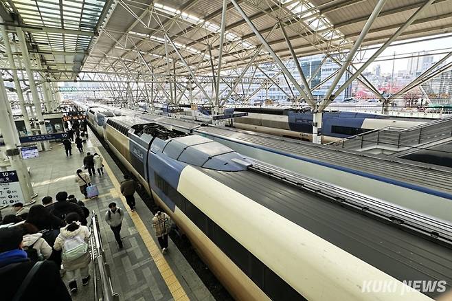 서울역이 관광객으로 붐비고 있다. 이재형 기자