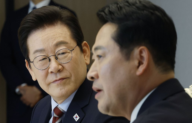 이재명 대통령이 8일 용산 대통령실에서 여야 지도부 오찬 회동에 참석한 장동혁 국민의힘 대표의 발언을 듣고 있다. 2025.9.8 / 사진=연합뉴스