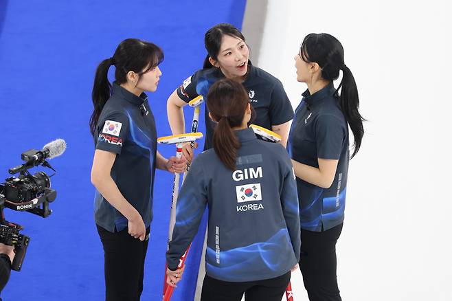 16일(현지시간) 이탈리아 코르티나담페초 컬링 올림픽 스타디움에서 열린 2026 밀라노ㆍ코르티나담페초 동계올림픽 컬링 여자 라운드로빈 한국과 중국의 경기 3엔드에서 3점을 따낸 한국 대표팀 선수들이 기뻐하고 있다. 연합뉴스
