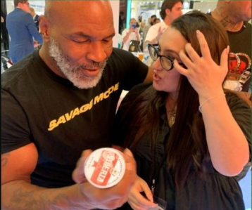 니코틴 파우치를 애용하는 마이크 타이슨의 모습.