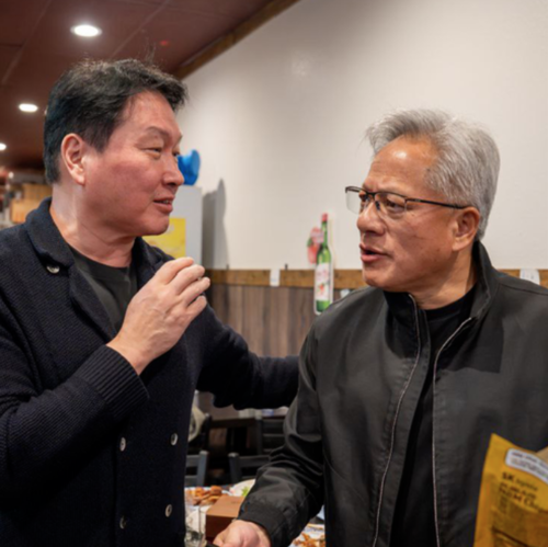 최태원(사진 왼쪽) SK그룹 회장과 젠슨 황 엔비디아 CEO. [SK그룹]