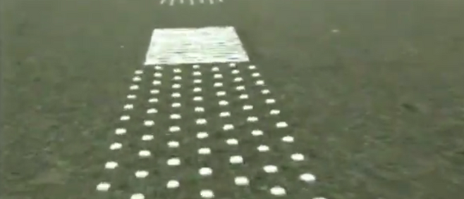 덴마크 지역 방송국 TV2 Østjylland을 통해 최초로 공개된 아스팔토폰. 구독자 18명의 유튜버가 2008년 올려준 영상 하나에서 귀중한 사료를 건져냈다. 사이버 사관, 사이버 고고학자라고 부르자.  [Jassen95 유튜브]