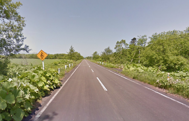 홋카이도 나카시베츠시에 설치된 멜로디 로드. 높은음자리표 표지가 귀엽다. [구글스트리트뷰]