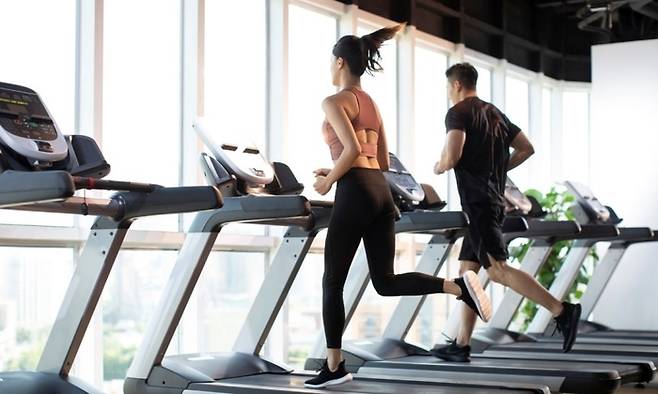 헬스장에서 반복적으로 발생해 온 ‘무자격’ 트레이너의 불법 강습 문제를 규제하는 내용의 개정안이 국회에 제출돼 관심이 쏠린다. 사진은 해당 기사와 연관 없음. (게티이미지뱅크)