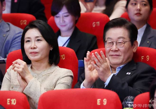 [부산=뉴시스] 최동준 기자 = 이재명 대통령과 김혜경 여사가 20일 부산 해운대구 영화의전당에서 부산국제영화제 공식상영작 '극장의 시간들'을 관람한 뒤 감독과 배우들의 소감을 들으며 박수를 치고 있다. (대통령실통신사진기자단) 2025.09.20. photocdj@newsis.com /사진=최동준