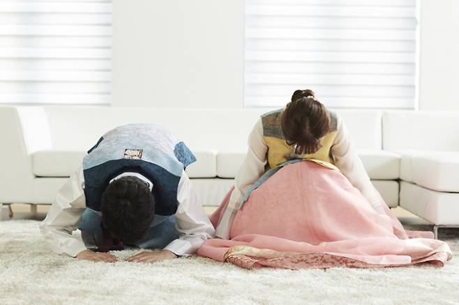 설날 풍습 중 하나인 세배를 드리는 올바른 방법은 무엇일까. /사진=클립아트코리아