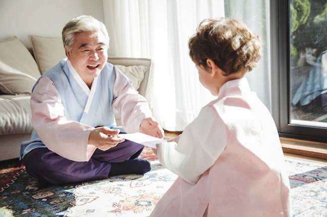 세배를 드린 후 받는 세뱃돈 풍습은 언제부터 시작됐을까. /사진=클립아트코리아