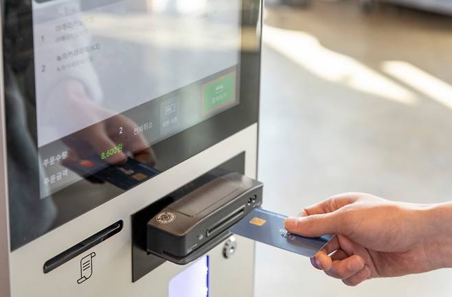 설 명절을 맞아 새해 소비 계획을 다시 세우는 이들이 늘고 있다. 같은 소비라도 어떤 카드로 결제하느냐에 따라 할인과 적립 규모가 달라지는 만큼 생활 영역별 혜택을 점검해 두는 것이 올해 '소비 고수'로 가는 첫걸음이다. 사진은 키오스크에서 카드로 결제하는 모습./사진=클립아트코리아