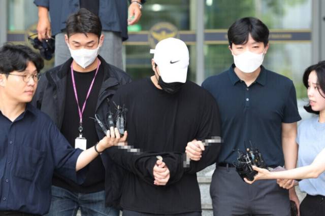‘압구정 롤스로이스’ 신 씨가 오전 서울 강남경찰서에서 중앙지검으로 송치되고 있다. 연합뉴스