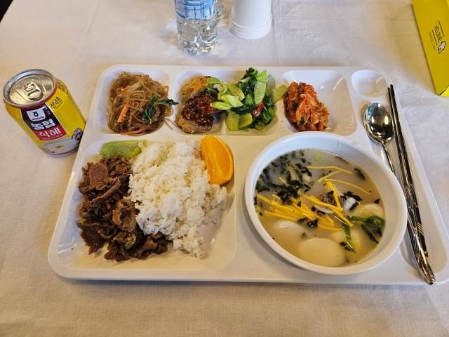 대한체육회는 17일(한국시간) 설 명절을 맞아 2026 밀라노·코르티나동계올림픽에 출전하고 있는 국가대표 선수들에게 불고기와 잡채, 동그랑땡 등 명절 음식을 도시락으로 제공했다. 밀라노=오해원 기자