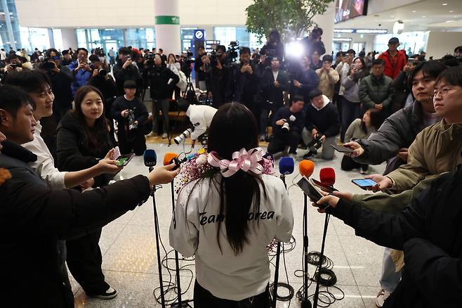 2026 밀라노·코르티나 동계올림픽 스노보드 여자 하프파이프에서 금메달을 획득한 최가온이 16일 인천국제공항 2터미널을 통해 귀국 후 취재진과 인터뷰하고 있다. [연합]