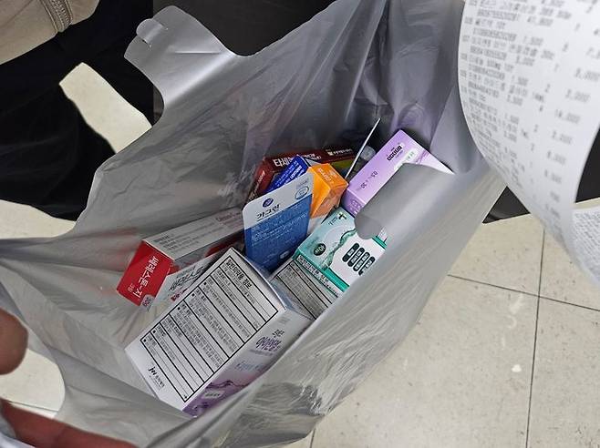 [서울=뉴시스] 이태성 기자 = 지난 12일 오후 서울 용산구 한 창고형 약국에서 만난 김모(62)씨가 자신이 구매한 약들을 보여주고 있다. 2026.02.17. victory@newsis.com *재판매 및 DB 금지