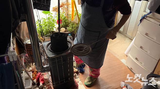 권경자씨가 명절에 찾아올 가족들을 위해 연탄을 떼우고 있다. 박인 기자