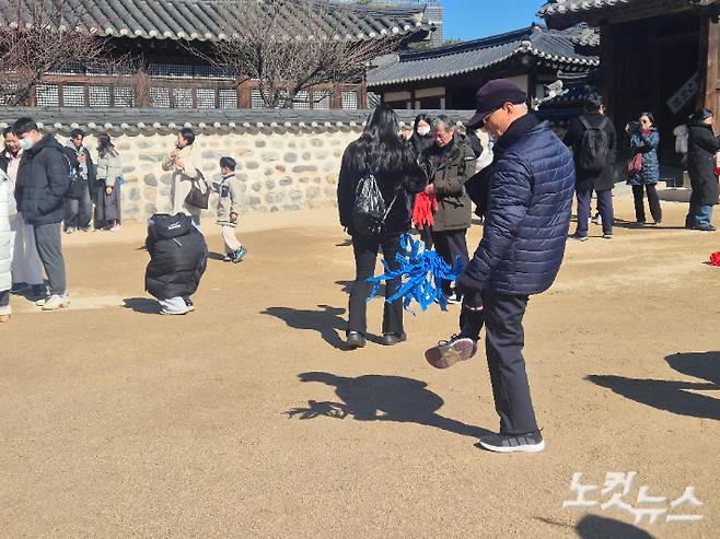 설 당일인 17일 서울 중구 남산골한옥마을에서 김관중(81)씨가 제기차기 체험을 하고 있다. 주보배 기자