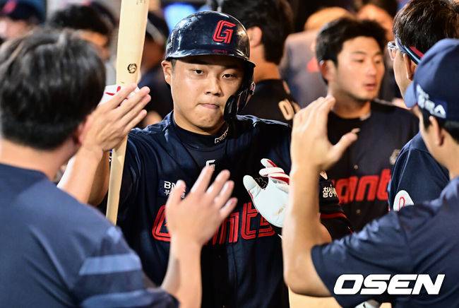 [OSEN=창원, 이석우 기자] 13일 창원 NC파크에서 2023 신한은행 SOL KBO리그 NC 다이노스와 롯데 자이언츠의 경기가 열렸다. 롯데 자이언츠 한동희가 9회초 좌월 솔로 홈런을 치고 하이파이브를 하고 있다.  2023.07.13 / foto0307@osen.co.kr