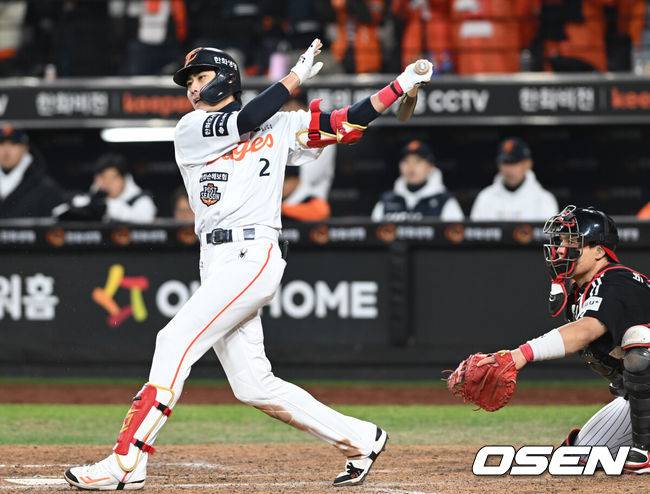 [OSEN=대전, 손용호 기자] 29일 대전 한화생명볼파크에서 2025 신한 SOL Bank KBO리그  한국시리즈 3차전 한화 이글스와 LG 트윈스의 경기가 열렸다. 이날 경기에 한화는 폰세를, LG는 손주영을 선발투수로 내세웠다. 8회말 2사 만루 심우준이 역전 2타점 적시타를 치고 있다. 2025.10.29 /spjj@osen.co.kr