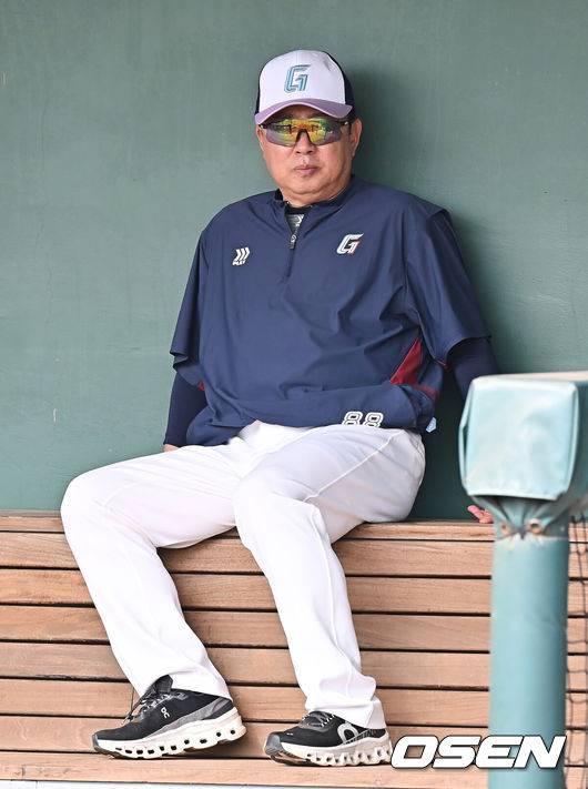 [OSEN=타이난(대만) , 이석우 기자] 프로야구 롯데 자이언츠가 31일(한국시간) 대만 타이난 아시아-태평양 국제야구센터에 스프링캠프를 차리고 구슬땀을 흘렸다.김태형 감독 등&nbsp;코치진과 투수&nbsp;20명,&nbsp;포수&nbsp;5명,&nbsp;내야수&nbsp;9명,&nbsp;외야수&nbsp;7명 등 총&nbsp;41명의 선수단이 1월 20일까지 1차 캠프에서 체력 강화와 기술 훈련을 치른 뒤 21일부터 3월 5일까지 일본 미야자키로 옮겨 2차 캠프에서 구춘리그에 참가해 실전 감각을 점검한다.롯데 김태형 감독이 훈련을 지켜보고 있다. 2026.01.31 / foto0307@osen.co.kr