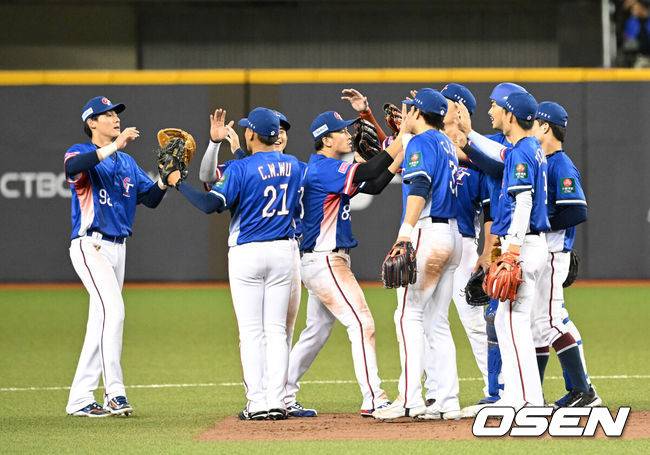 [OSEN=타이베이(대만), 이대선 기자] 한국이 희망했던 경우의 수를 아무 것도 살리지 못했다. 일본이 접전 끝에 쿠바를 제압하고 대만이 호주를 대파하면서 2연속 대회 결승에 올랐던 한국은 슈퍼라운드 진출이 좌절됐다.대만은 17일 대만 타이베이에 위치한 타이베이돔에서 열린 '2024 세계야구소프트볼연맹(WBSC) 프리미어12' 오프닝라운드 B조 4차전 호주와의 경기에서 11-3으로 대승을 거뒀다.한국은 18일 호주전 경기 결과와 관계없이 오프닝라운드 탈락이 확정됐다.&nbsp;경기 종료 후 대만 선수들이 승리의 기쁨을 나누고 있다. 2024.11.17 /sunday@osen.co.kr