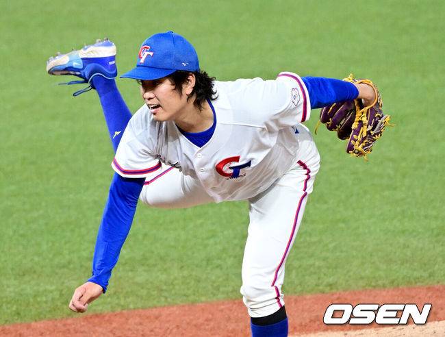 [OSEN=항저우(중국), 최규한 기자] 2일 오후 중국 항저우 사오싱 야구장에서 '제19회 항저우아시안게임' 야구 조별리그 2차전 대한민국과 대만의 경기가 열렸다. 8회초 한국을 상대로 대만 투수 구린뤼양이 힘차게 공을 뿌리고 있다. 2023.10.02 / dreamer@osen.co.kr