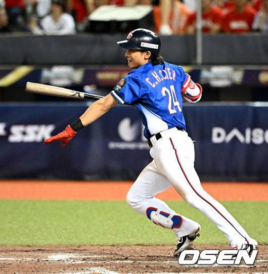 [OSEN=타이베이(대만), 이대선 기자] 17일 오후 대만 타이베이돔에서 세계야구소프트볼연맹(WBSC) 프리미어12 2024 B조 대만과 호주의 경기가 열렸다.대만은 선발투수로 궈진린, 호주는 미치 넌본을 내세웠다. 5회초 2사 1,2루에서 대만 천제시엔이 적시타를 치고 있다. 2024.11.17 /sunday@osen.co.kr