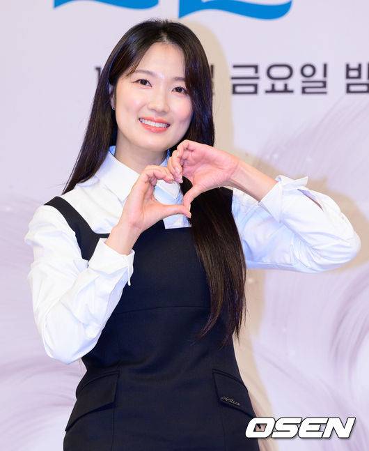 [OSEN=지형준 기자] 16일 오후 서울 목동 SBS에서 SBS&nbsp;새 금토드라마&nbsp;‘오늘부터 인간입니다만’ 제작발표회가 열렸다.‘오늘부터 인간입니다만’(극본 박찬영·조아영,&nbsp;연출 김정권)은 인간이 되기 싫은&nbsp;MZ&nbsp;구미호와 자기애 과잉 인간의 좌충우돌 망생 구원 판타지 로맨스다.&nbsp;연애 빼고 다해본 모태솔로 구미호 은호(김혜윤 분)와 한순간의 선택으로 운명이 바뀐 축구스타 강시열(로몬 분)이&nbsp;‘혐관’에서&nbsp;‘운명’으로 얽히며 벌어지는 이야기를 그린다.배우 김혜윤이 포토타임을 하고 있다. 2026.01.16 / jpnews@osen.co.kr