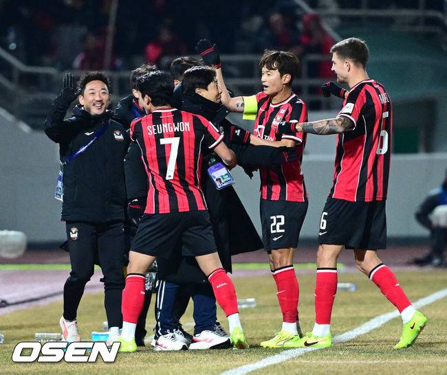 [OSEN=목동, 최규한 기자] 17일 오후 서울 목동종합운동장에서 2025-26시즌 아시아축구연맹(AFC) 챔피언스리그 엘리트(ACLE) 리그 스테이지 동아시아 그룹 8차전 FC서울과 산프레체 히로시마의 맞대결이 열렸다.FC서울은 승점 9로 6위, 히로시마는 승점 14로 3위에 자리하고 있다. 서울은 16강 진출을 위해 승리가 필요하다.전반 히로시마의 자책골을 유도한 FC서울 선수들과 김기동 감독이 인사를 나누고 있다. 2026.02.17 / dreamer@osen.co.kr