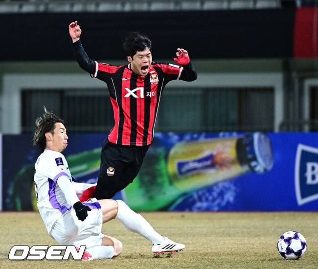 [OSEN=목동, 최규한 기자] 17일 오후 서울 목동종합운동장에서 2025-26시즌 아시아축구연맹(AFC) 챔피언스리그 엘리트(ACLE) 리그 스테이지 동아시아 그룹 8차전 FC서울과 산프레체 히로시마의 맞대결이 열렸다.FC서울은 승점 9로 6위, 히로시마는 승점 14로 3위에 자리하고 있다. 서울은 16강 진출을 위해 승리가 필요하다.전반 FC서울 최준이 페널티 박스 안에서 파울을 당하고 있다. 2026.02.17 / dreamer@osen.co.kr