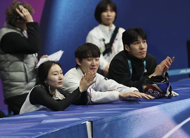 쇼트트랙 최민정과 임종언, 황대헌이 16일(현지 시간) 이탈리아 밀라노 아이스 스케이팅 아레나에서 열린 2026 밀라노·코르티나 담페초 동계올림픽 쇼트트랙 여자 1000m에서 김길리가 동메달을 차지하자 박수를 치고 있다. 뉴시스