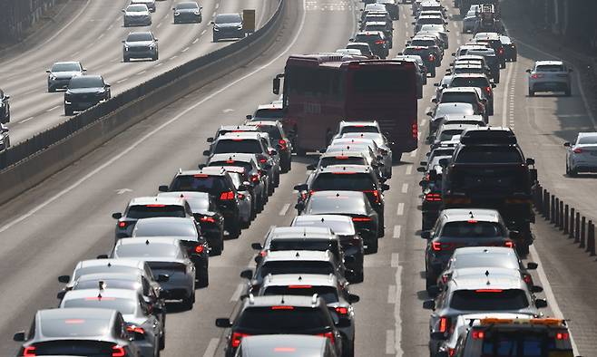 설날인 17일 귀경 행렬이 이어지며 서울로 향하는 고속도로 곳곳에서 정체를 빚고 있다. 사진은 설 연휴 둘째 날인 지난 15일 서울 서초구 잠원IC 경부고속도로 하행선이 정체 중인 모습. 뉴시스