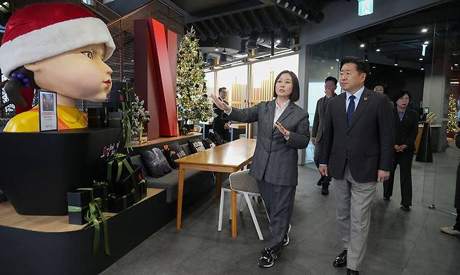 오영훈 제주도지사가 지난해 12월&nbsp;넷플릭스서비스 코리아를 방문해 시설을 둘러보고 있다. 제주도 제공