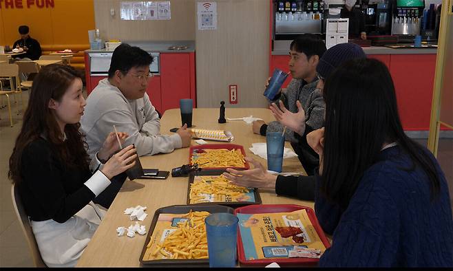 지난 16일 서울 동작구 롯데리아 노량진점에서 세계일보 영상프런티어팀이 ‘명절 잔소리 피하는 감튀모임’을 주최했다. 임성범 기자